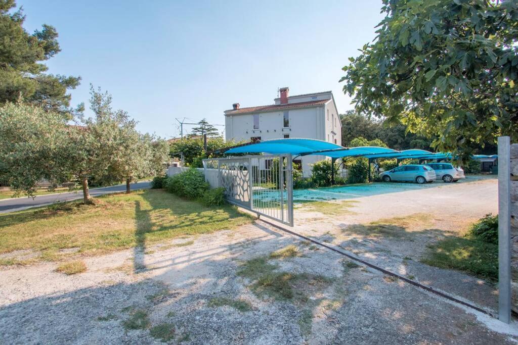 Predivan Novouredeni Apartman U Blizini Mora Banjole Kültér fotó